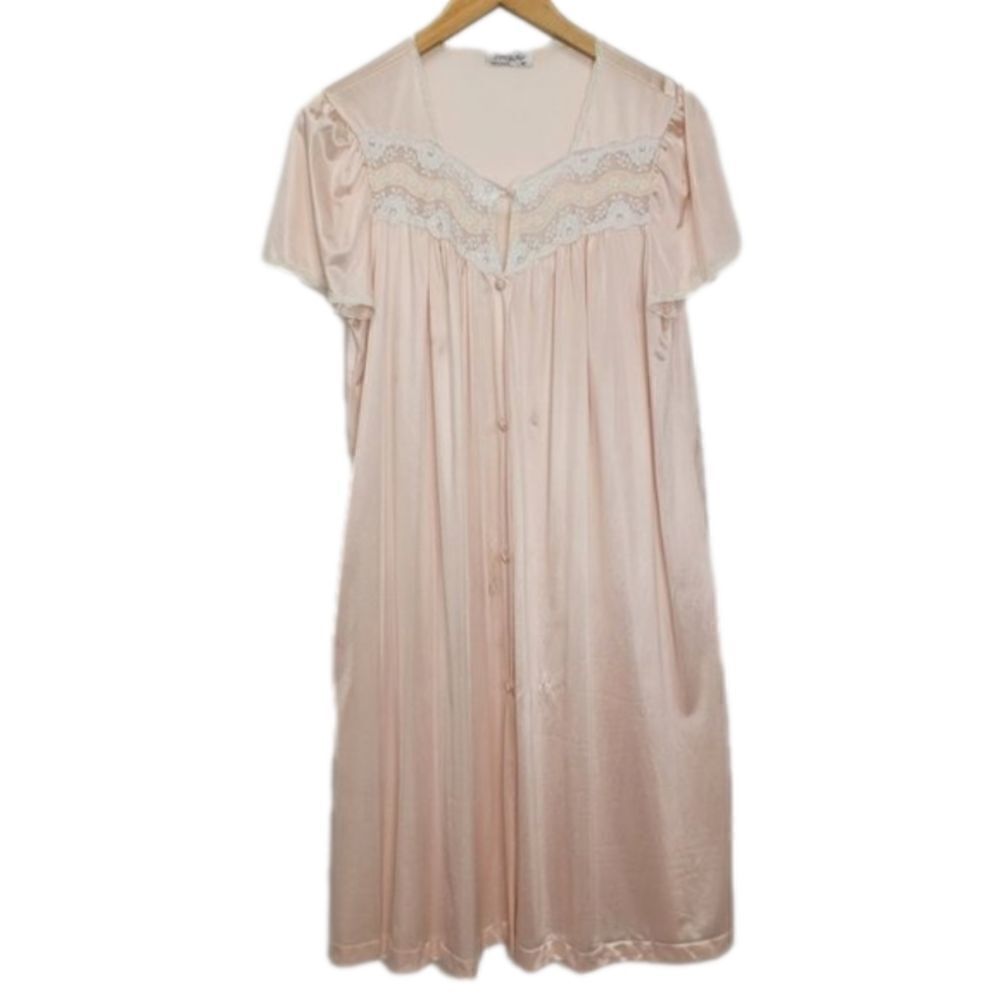 𝅺lovely soft negligee of pink nylon has beautiful lace Short Sleeve Robe